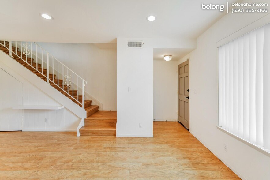 Building Photo - 27907 Ridgecove Ct N