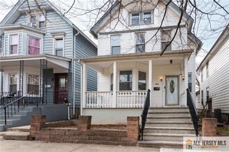 Building Photo - 264 Seaman St