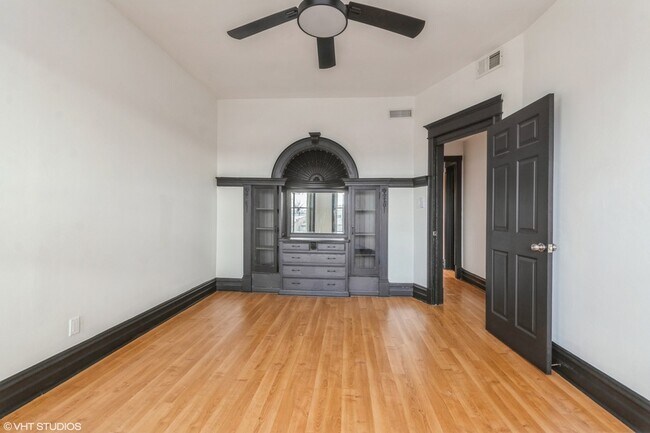 Building Photo - 6352 S Ingleside Ave