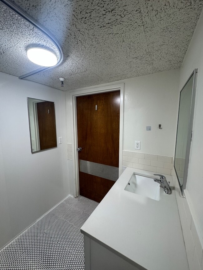 Building Photo - 460 W 600 N