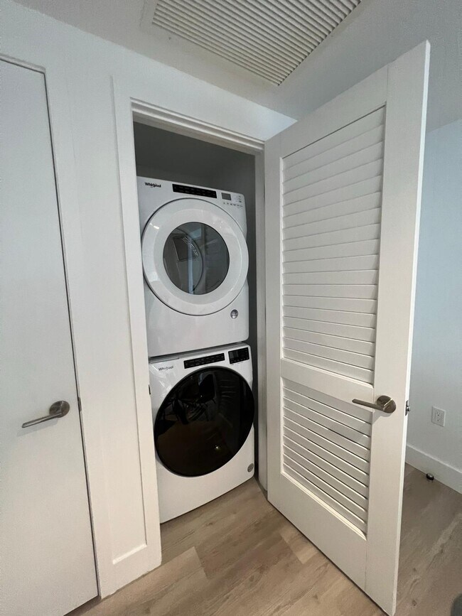 Building Photo - 2972 SW 38th Ave