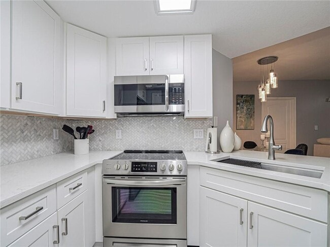 Building Photo - 5080 Fairways Cir