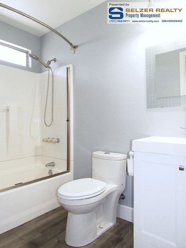 Building Photo - Fully equipped 2 bd. townhome in a super convenient central location!
