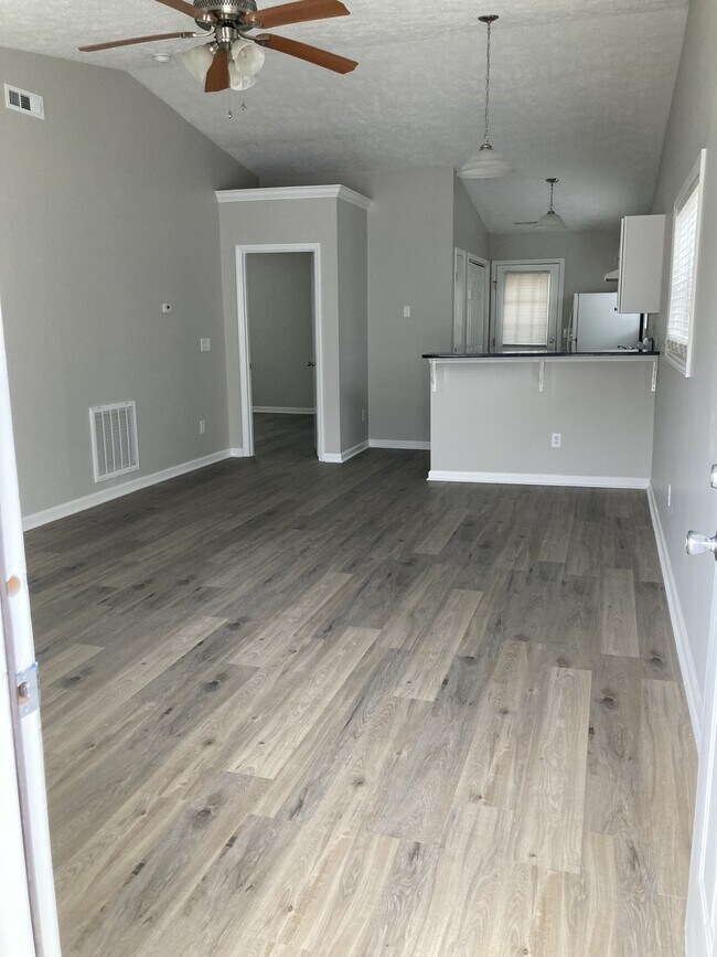 Building Photo - Newly Renovated 2 Bedroom Home!!