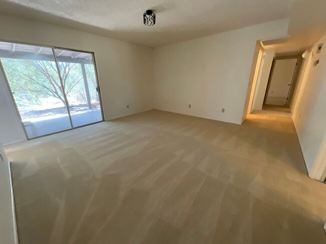 Building Photo - Great Northwest location Magee & La Canada