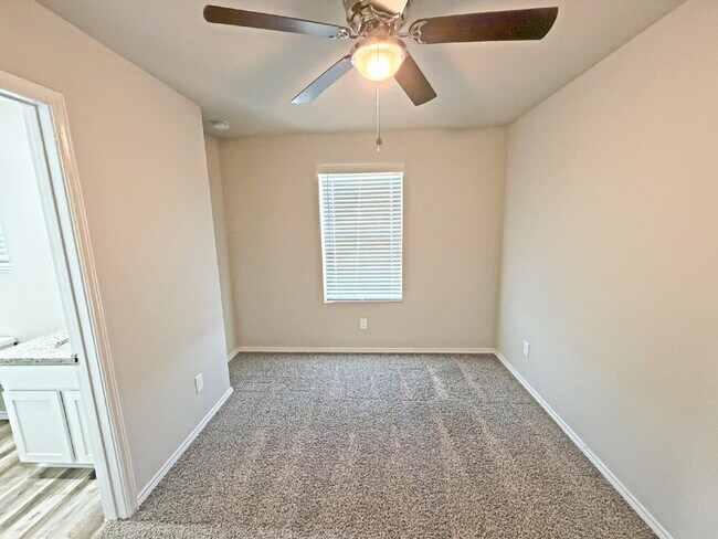 Building Photo - 135 Damon Dv