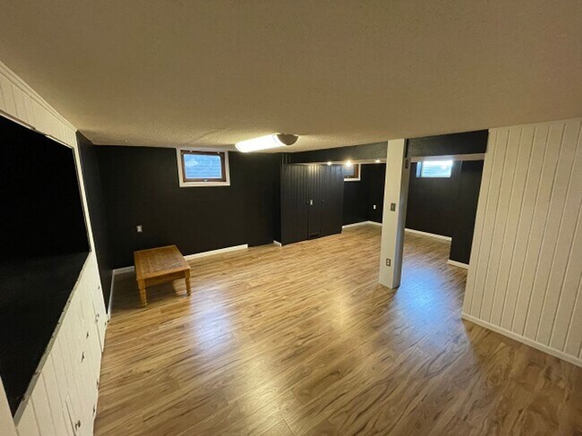 Building Photo - Nice! Spacious! 3 Bedroom Gem-Central Location