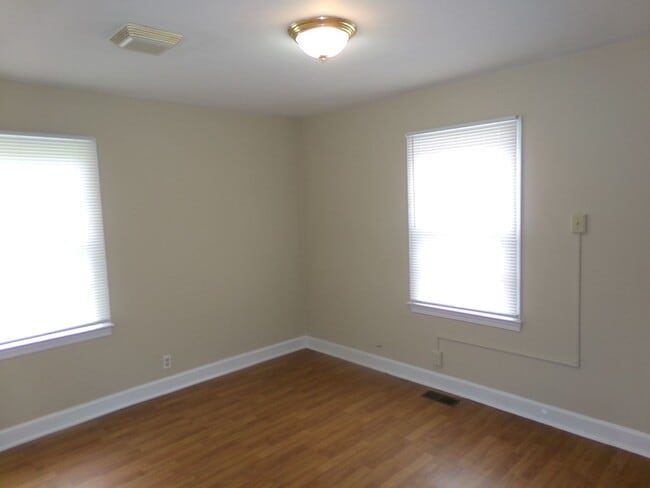 Building Photo - Newly Renovated!