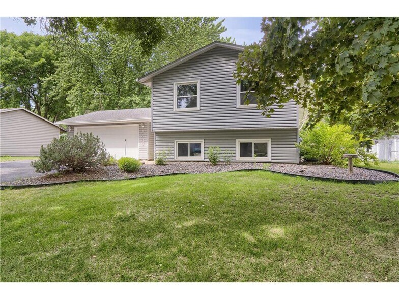 Building Photo - 9937 Deerwood Ln N