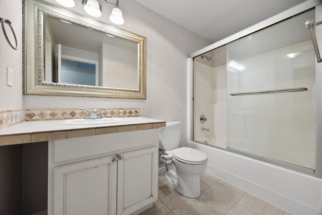 Building Photo - TOWNHOUSE IN KENT! Two story condo/townhouse 2 bedroom 1.5 bathroom TOWNHOUSE in Kent at Colonial...