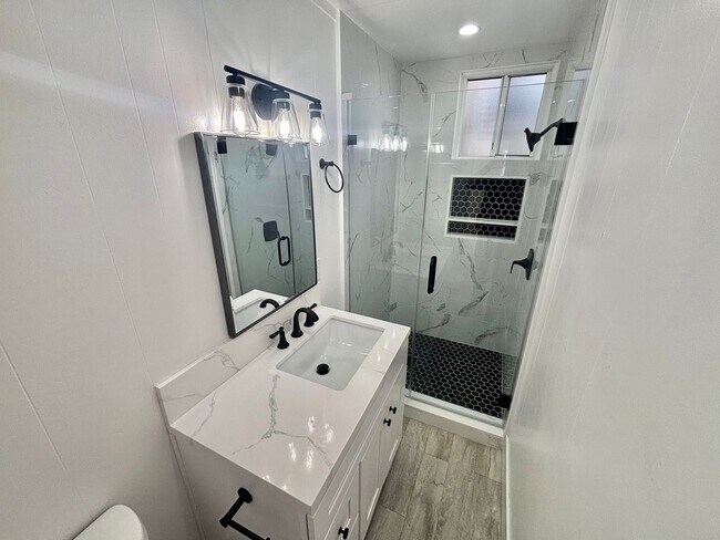 Building Photo - Fully Renovated 2bd/1ba! Just a block from...
