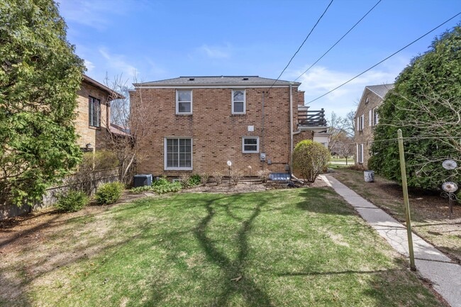 Building Photo - 5457 N Berkeley Blvd