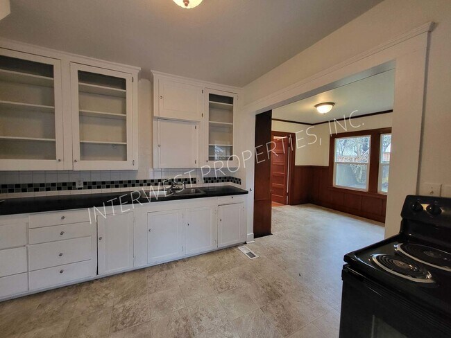 Building Photo - 329 SE 79th Ave