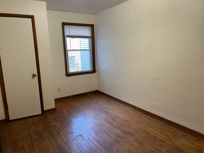 Building Photo - 2 BDRM 1 BTH Lower Unit Duplex in nice nei...