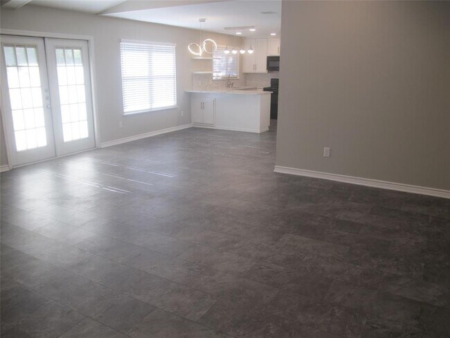 Building Photo - 3504 Roanoke Dr
