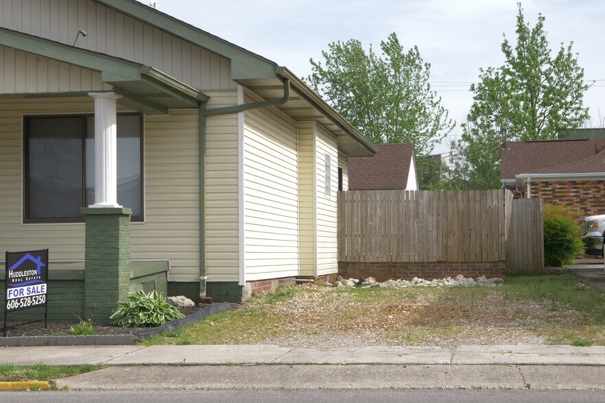 Building Photo - 105 W 5th St