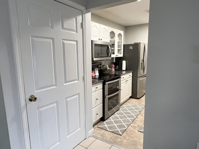 Building Photo - 690 S Porter St