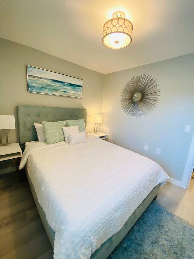 Downstairs bedroom with queen bed - 512 Elsmere St