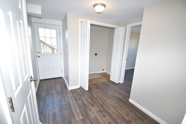 Building Photo - 4 Bedroom Home For Rent Over The River!