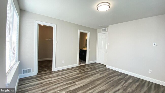 Building Photo - 403 Hickory Cir