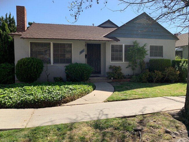 Primary Photo - Beautiful Cottage Style Front Unit of Sher...