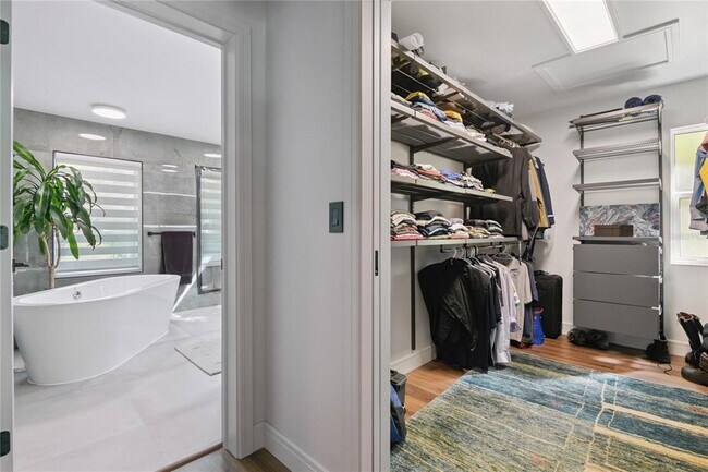 Building Photo - 1851 Royal Oak Pl E