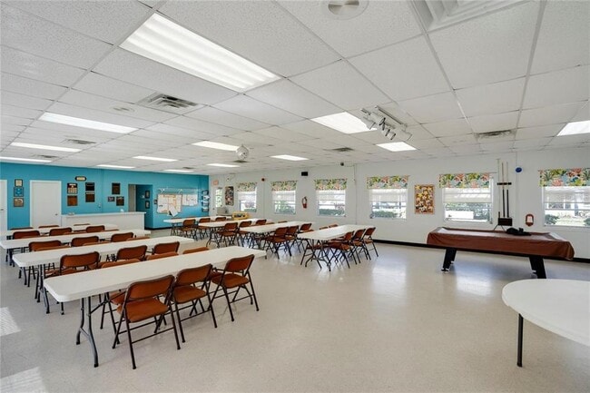Building Photo - 2207 Sunset Dr