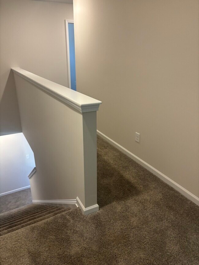 Building Photo - SPacious 3 bedroom 2 1/2 bath home