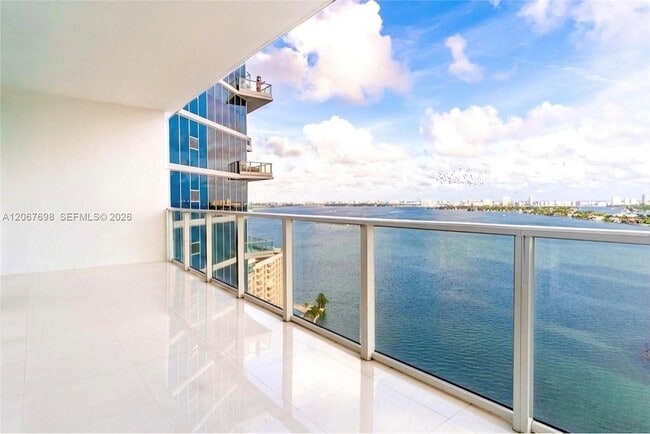 Building Photo - 2020 N Bayshore Dr
