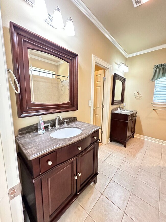 Building Photo - Heart of Benton on just under an acre of lot!