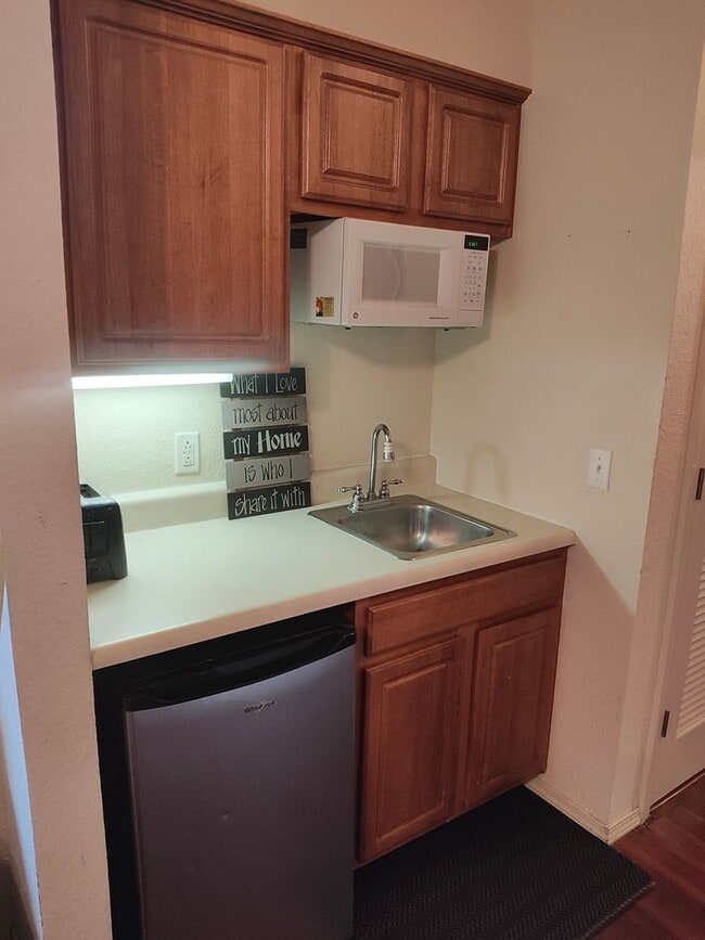Building Photo - Furnished 1 bedroom 1 bath near Silver Dollar City Branson West, MO