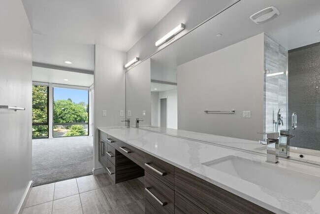 Building Photo - Stunning Ultra-Modern Capitol Hill View Home with Air Conditioning