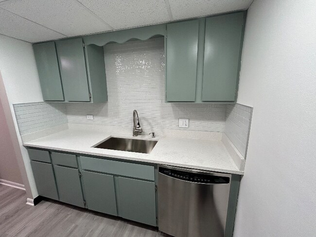 Building Photo - 104 E Bailey Rd