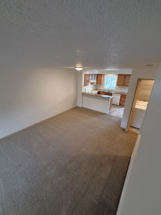 Building Photo - 3 Story ~ 3 Bed/3 Bath Townhome in Parkview Village!
