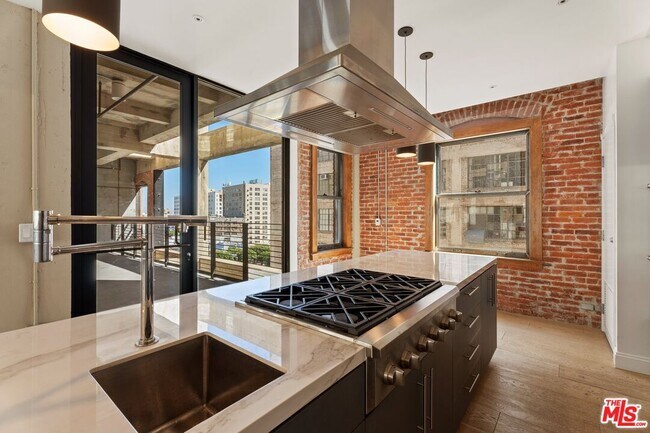 Building Photo - 808 S Broadway