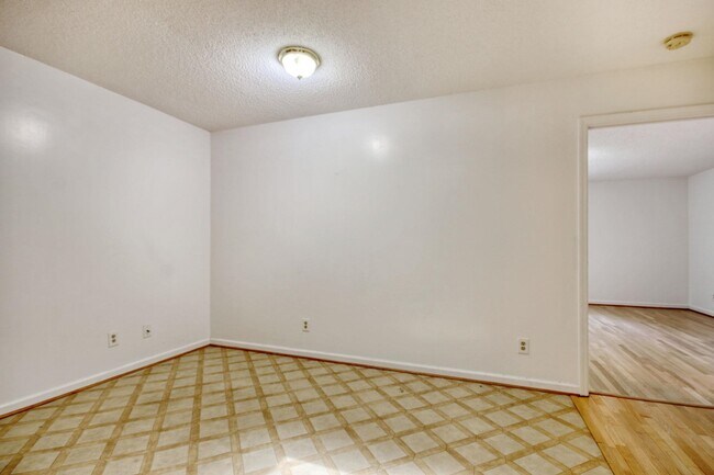 Building Photo - 1028 Duke St