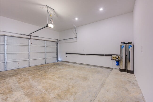 Building Photo - 609 Royal Arch Dr