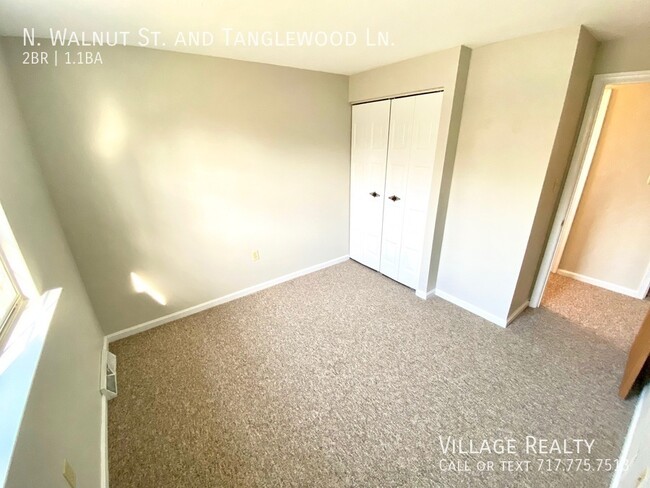 Building Photo - Spacious END-UNIT 3-BR Townhome in Dallast...