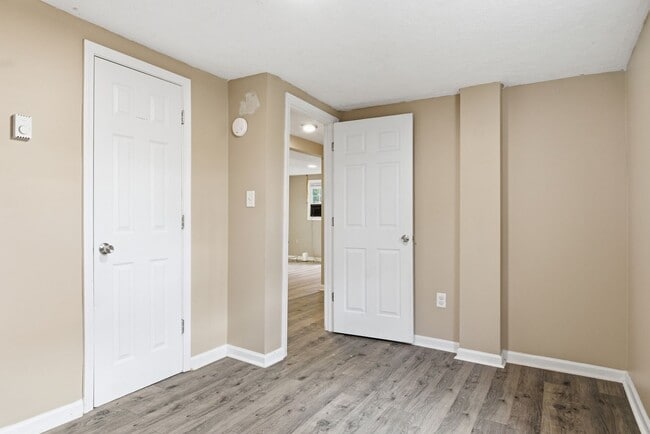 Building Photo - 2 Bed / 1 Bath. Off street parking.