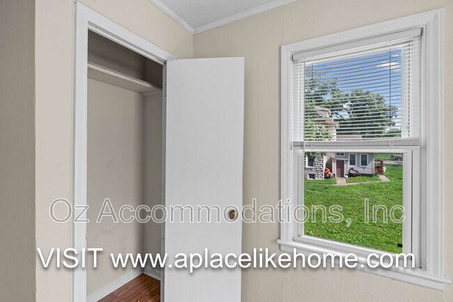 Building Photo - 563 S Ash Ave