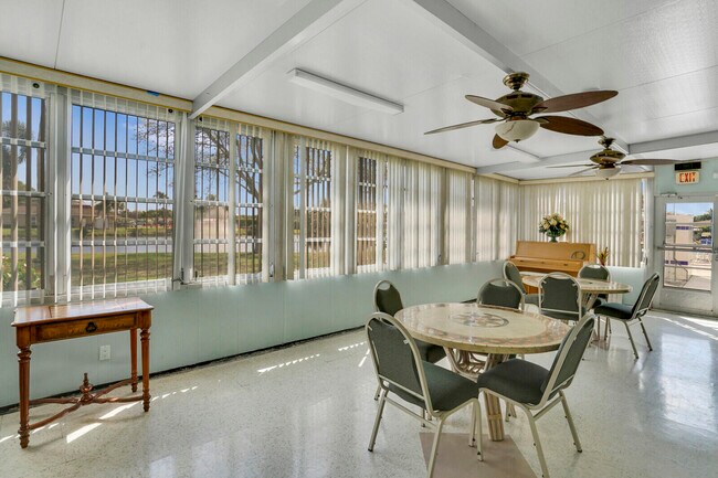 Building Photo - 202 W High Point Terrace