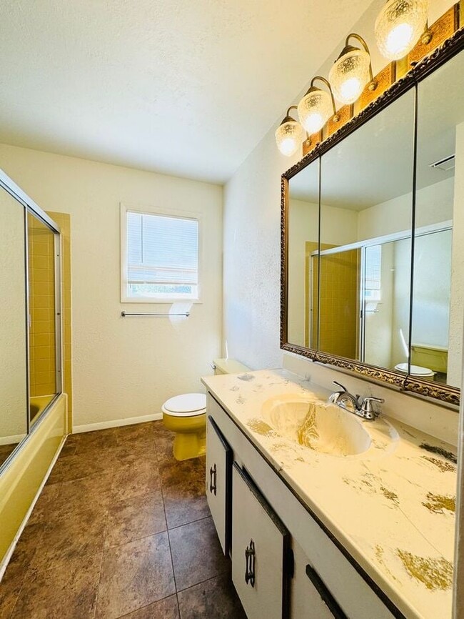Building Photo - 3 Bedroom 2 Bath Tri-Level Home with 2 car...