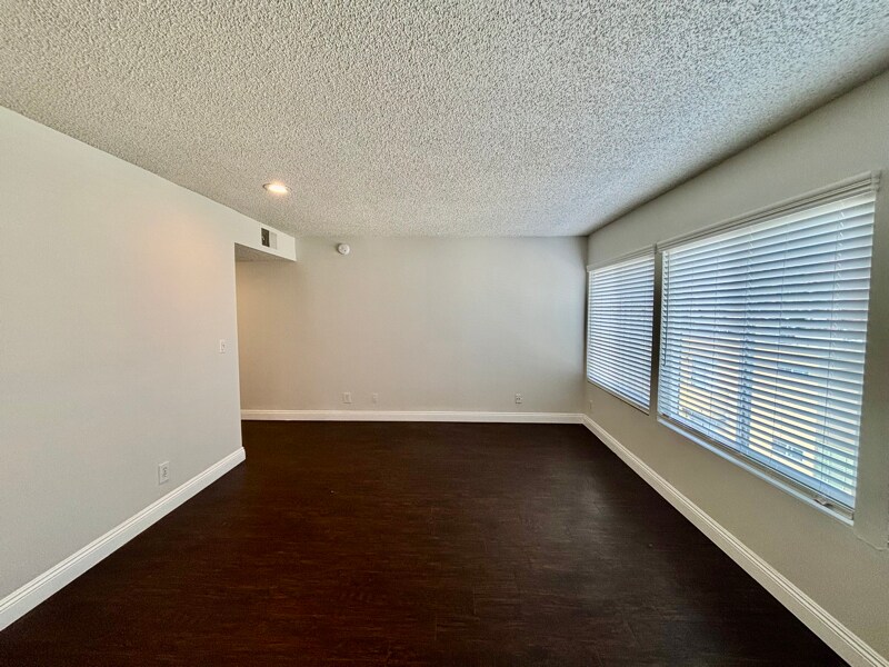 Building Photo - 17440 Burbank Blvd