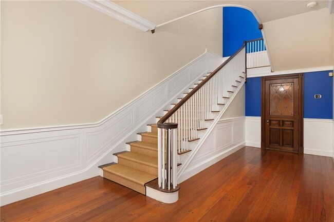 Building Photo - 72 Manning St