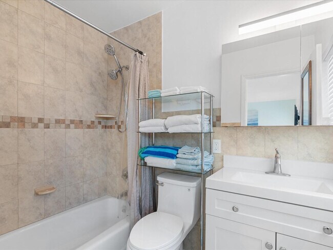 Building Photo - 2600 N Surf Rd