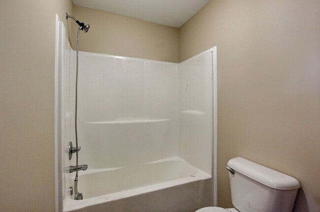 Building Photo - Cozy 3 bd 2 bath in the heart of Clarksville.  Fresh paint and Flooring!