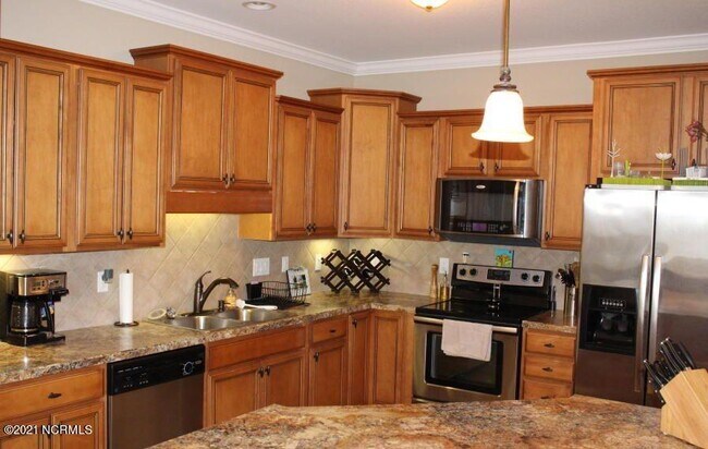 Building Photo - 2325 Dovedale Dr