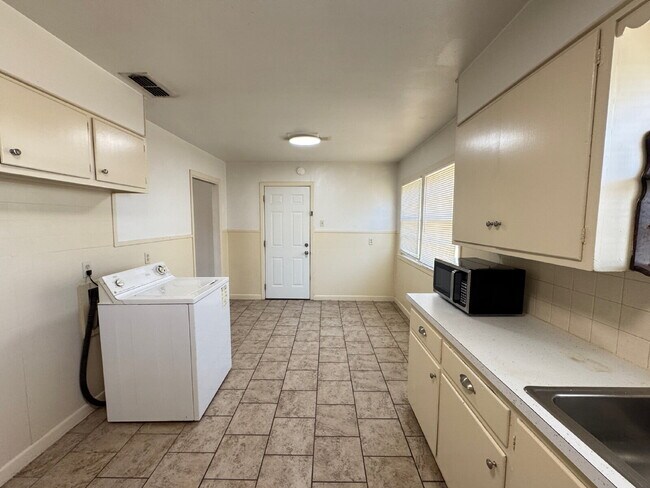 Building Photo - Cozy 2/1 Single-Family Home with Fresh Floors & 1-Car Garage