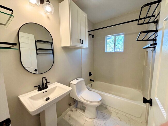 Building Photo - 406 McPhail St