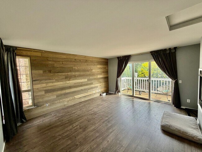 Building Photo - Stunning Elliott Pointe View Home in the Heart of Mukilteo